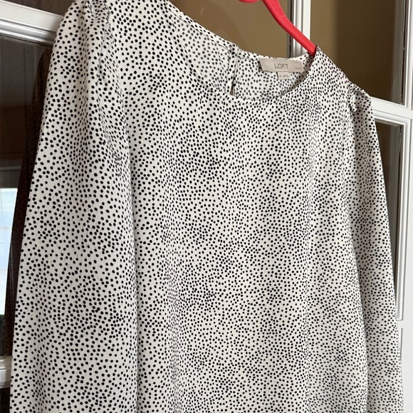 LOFT Black and White Dotted Shirt. Keyhole opening back, button cuff, side slit. - Picture 3 of 8